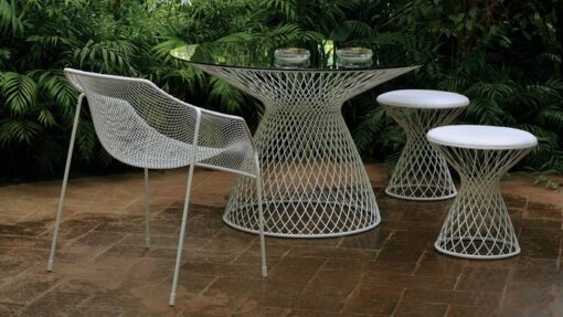 With interweaving lines and hollow spaces, this wire club chair is a piece of art.
