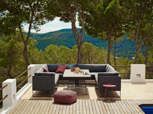 The luxury outdoor sofa Sam dining lounge sofa is the ideal sofa for outdoor use where the same space is used for both dining and lounging. Just lie back and enjoy.