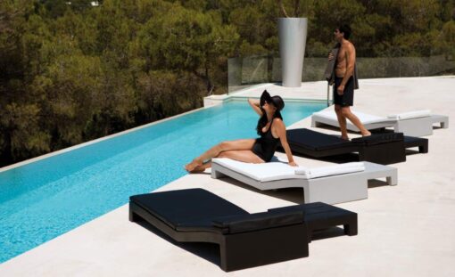 Jut is a chaise lounger modern. The innovative and recyclable material is deal with the maximum market requirements to guarantee a long-life use.
